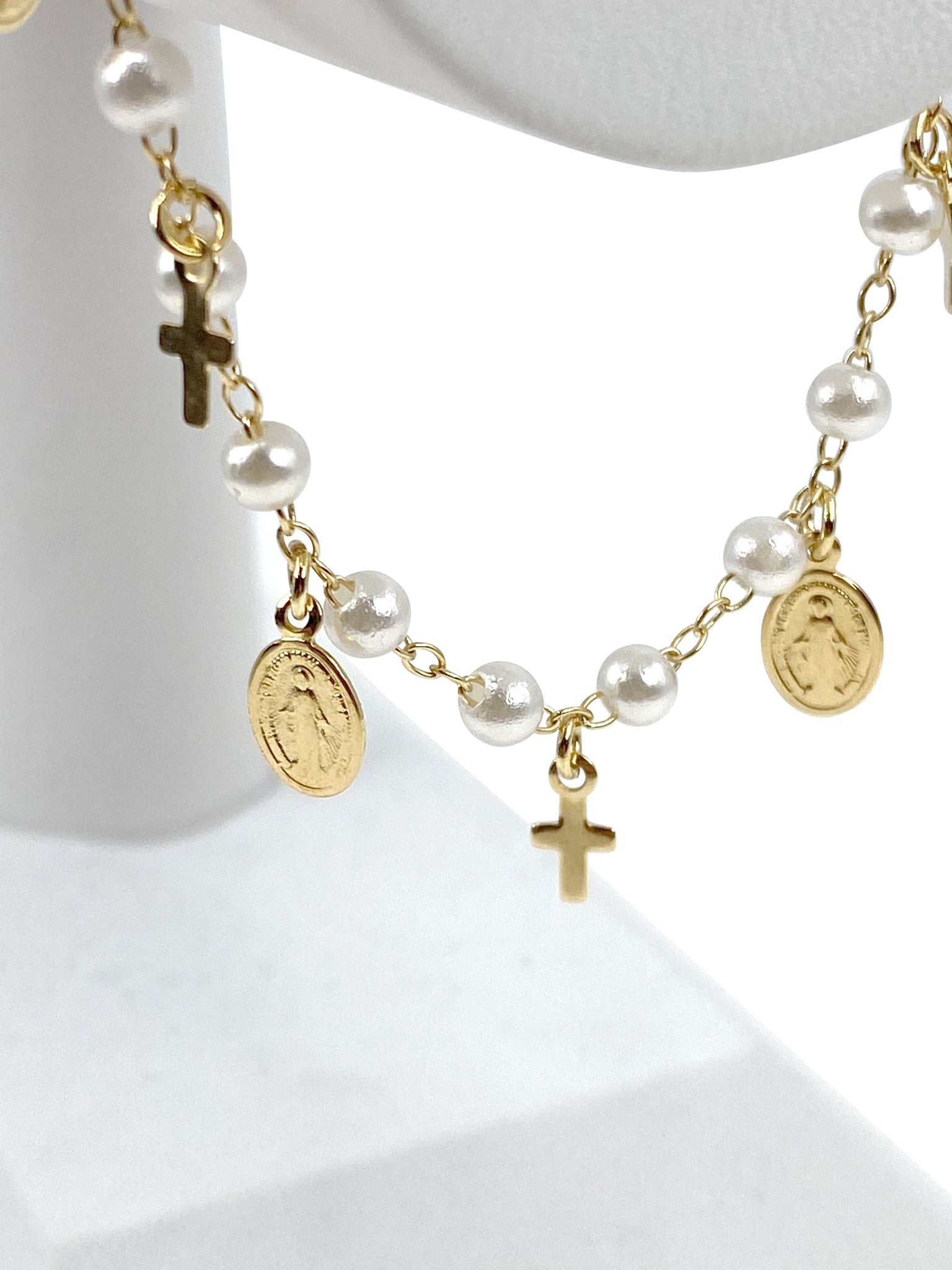 Bracelet  with simulated pearls and Our Lady of Grace and crosses charms