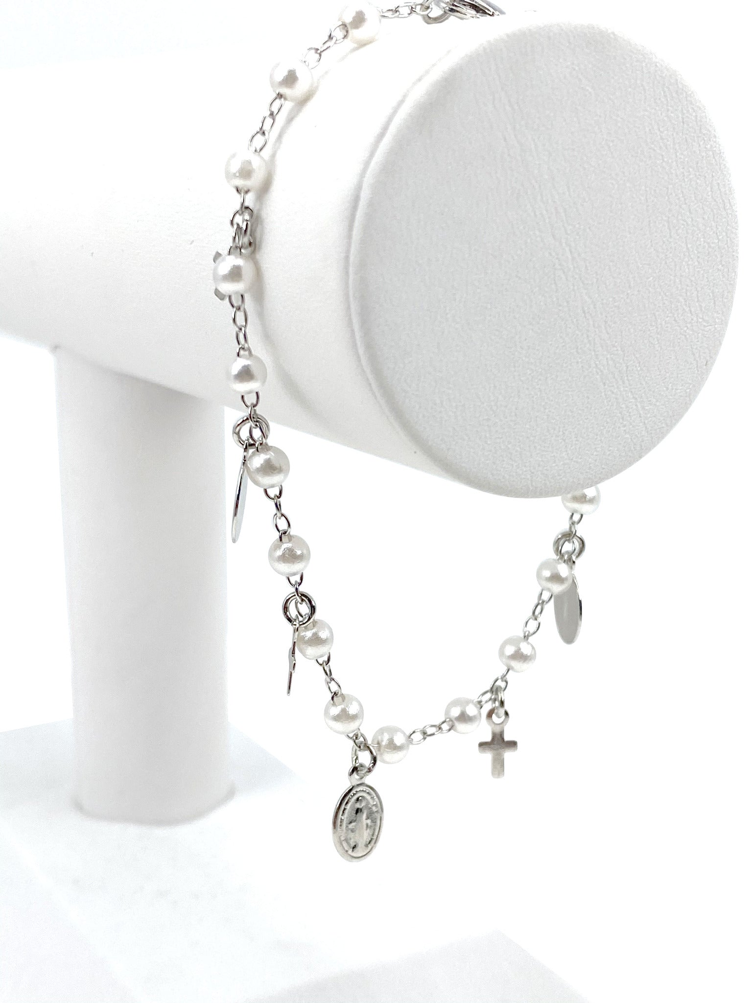 Bracelet  with simulated pearls and Our Lady of Grace and crosses charms