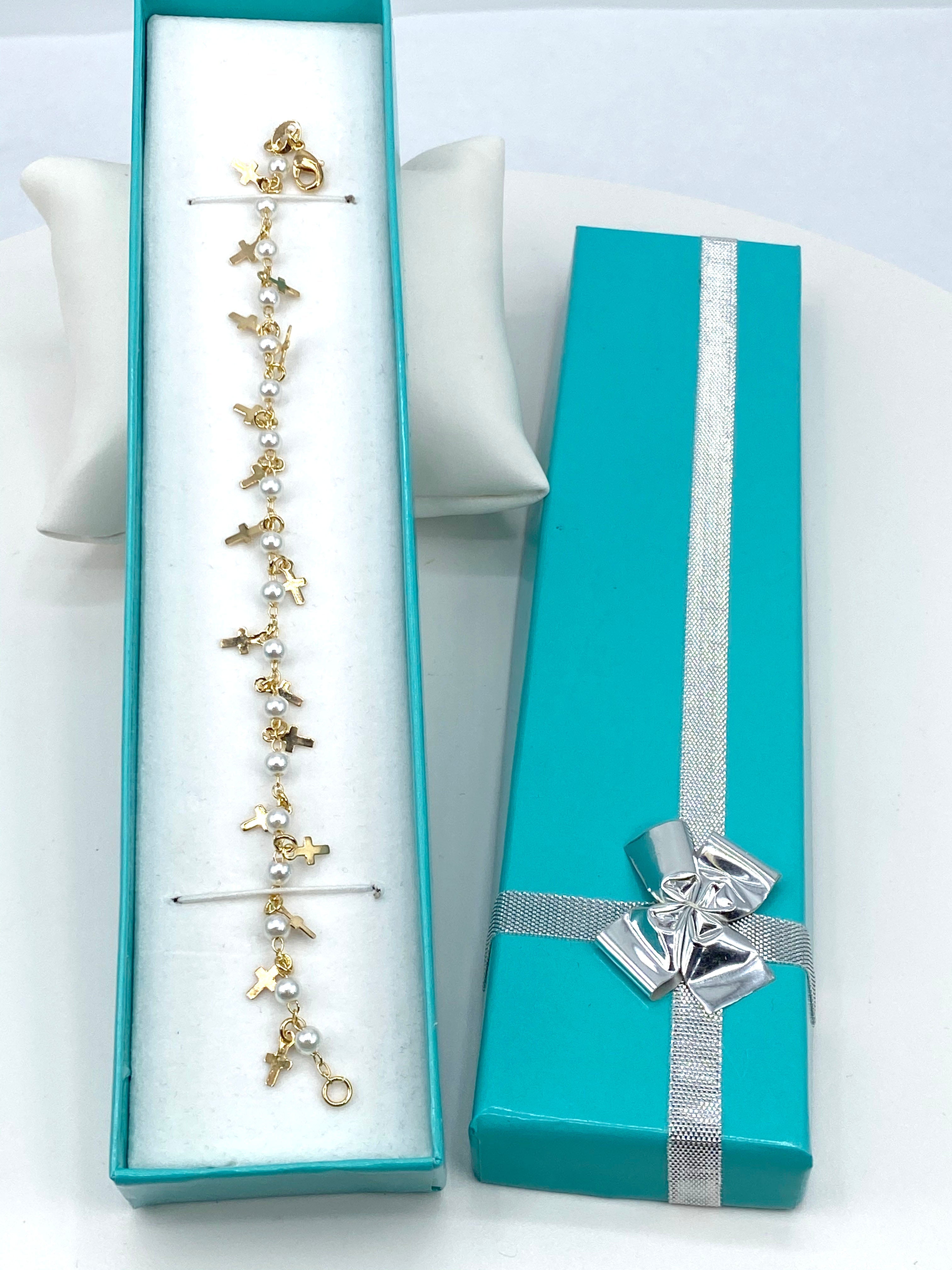 Pulsera con perlas simuladas y dijes de cruces