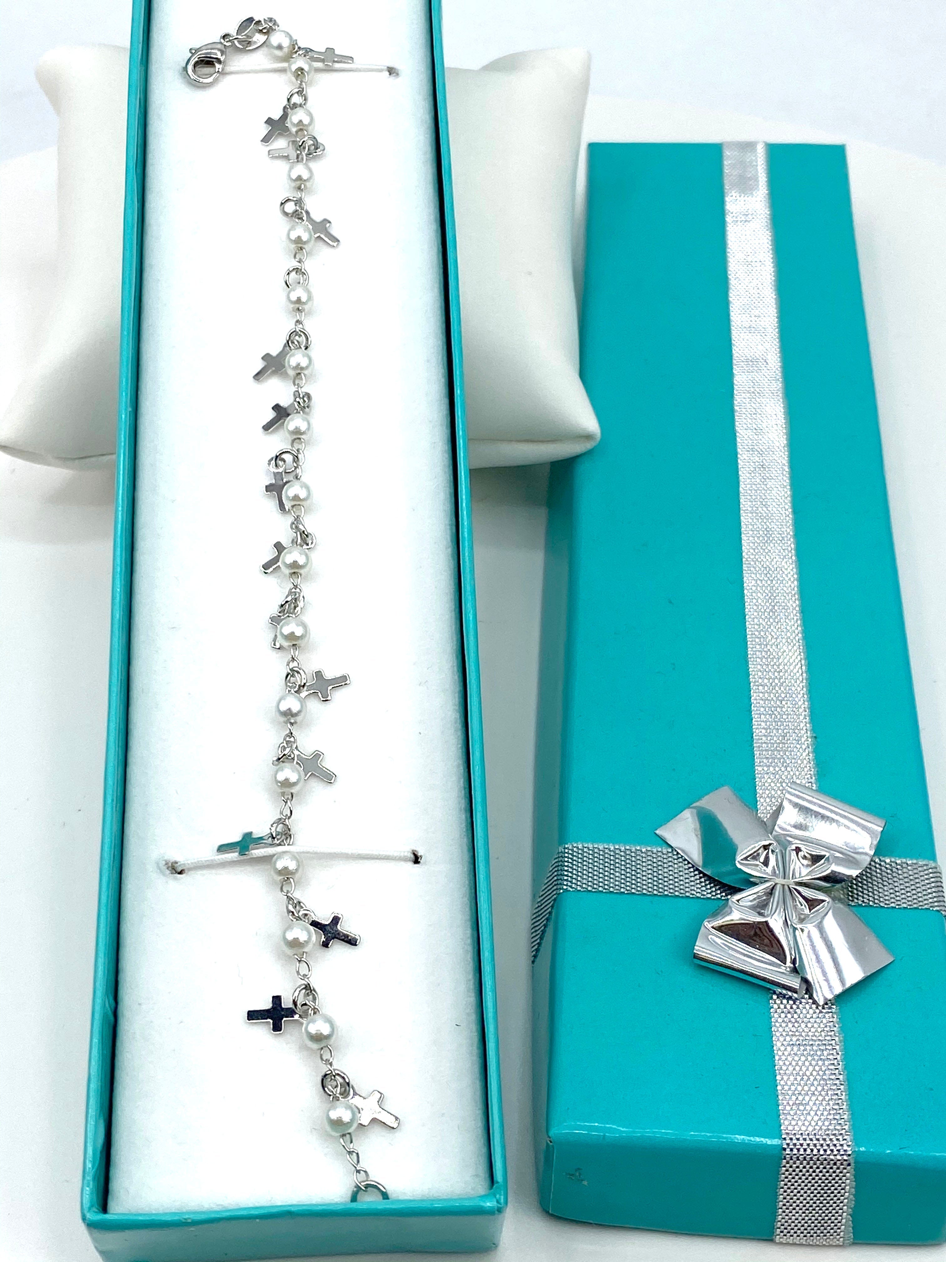 Pulsera con perlas simuladas y dijes de cruces