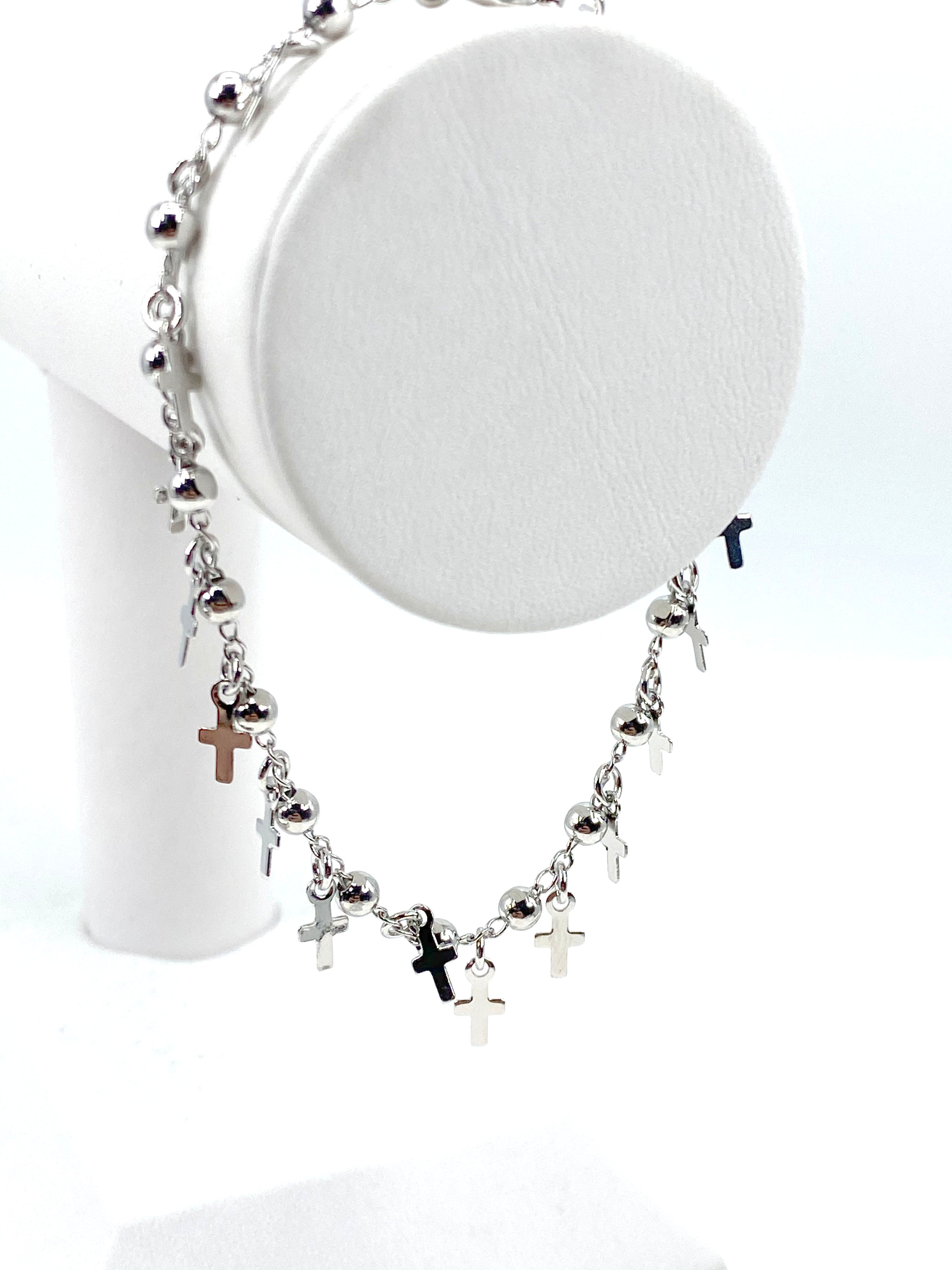 Pulsera con dijes de cruz