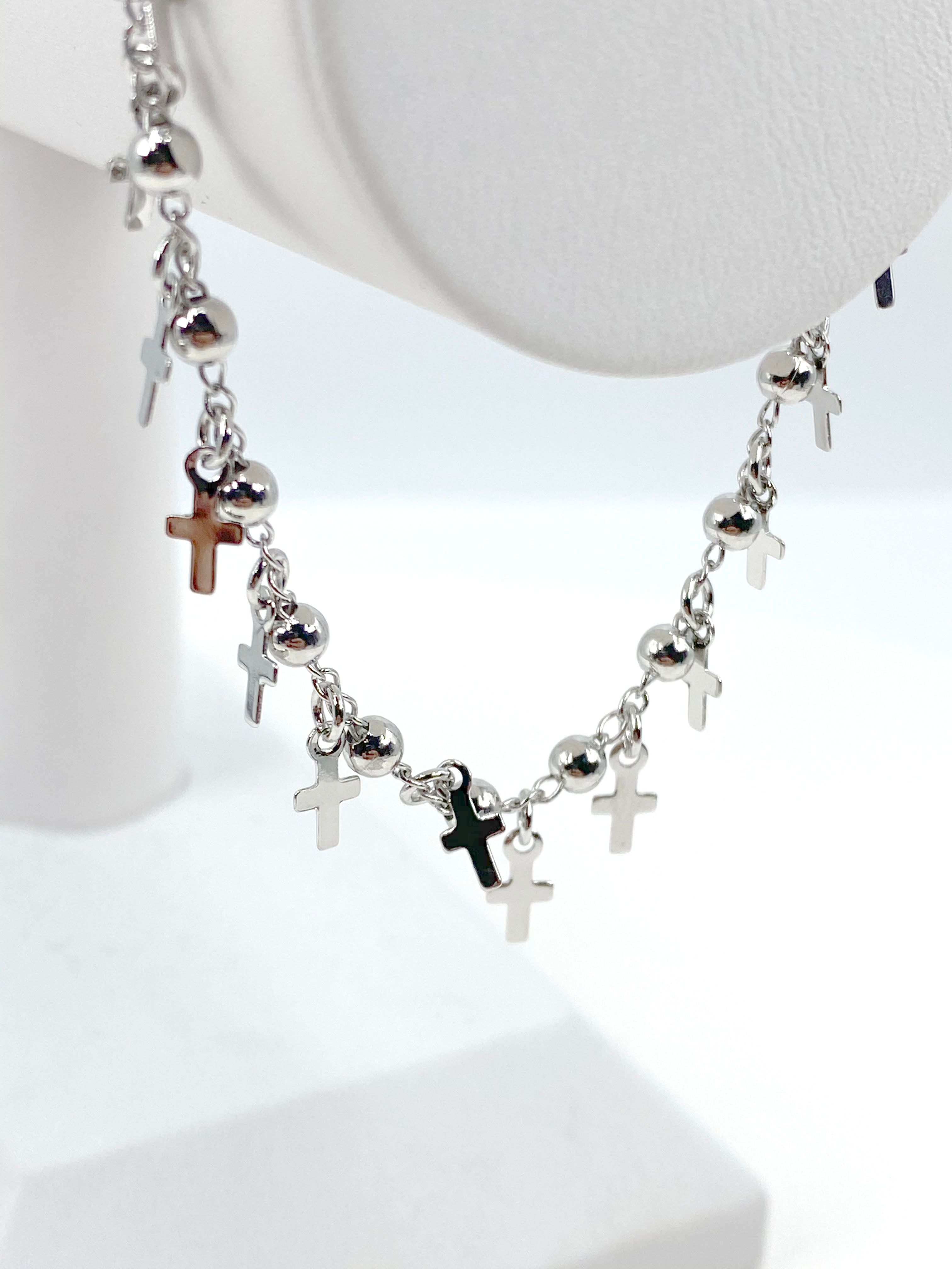 Pulsera con dijes de cruz