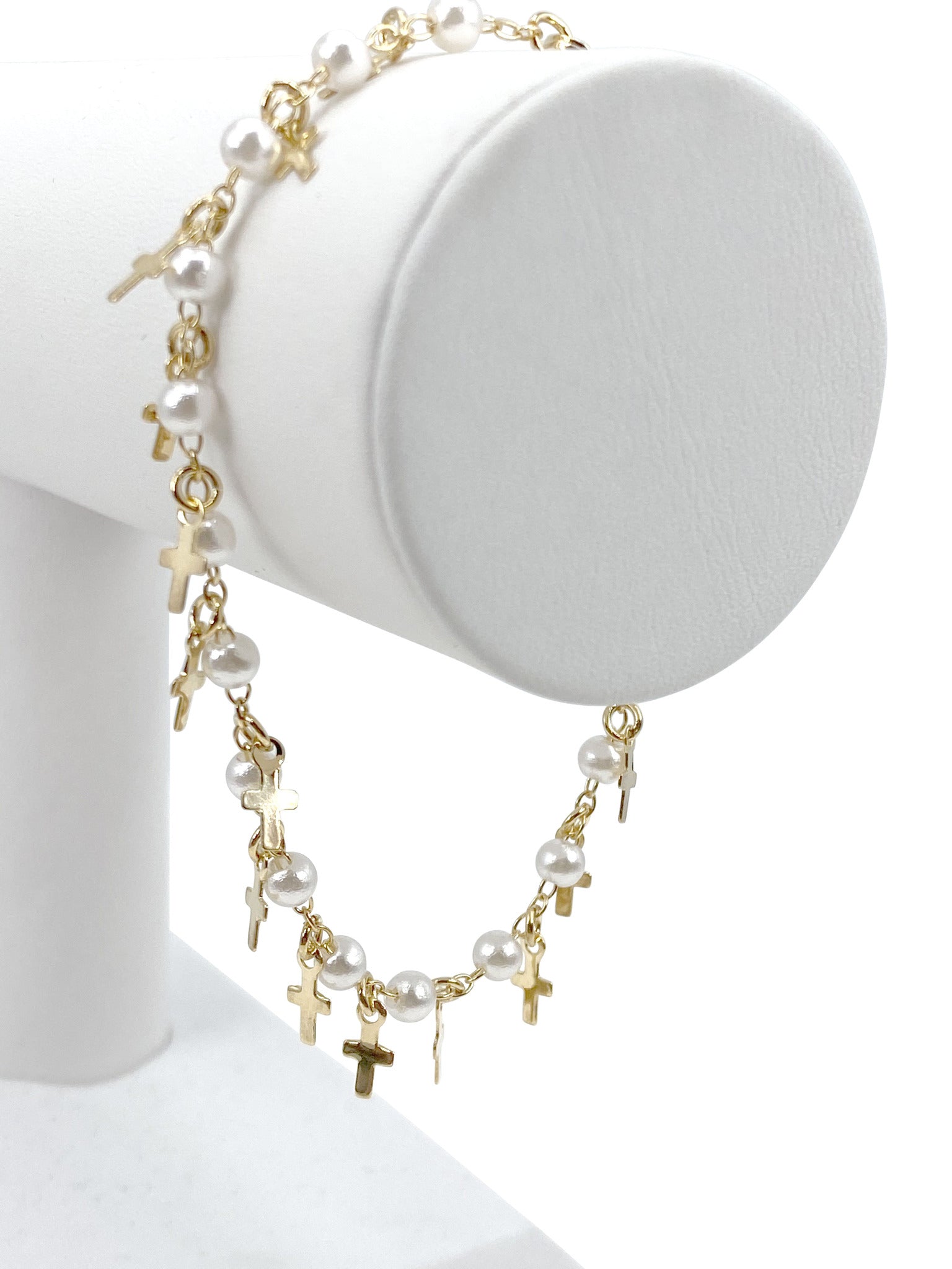Pulsera con perlas simuladas y dijes de cruces