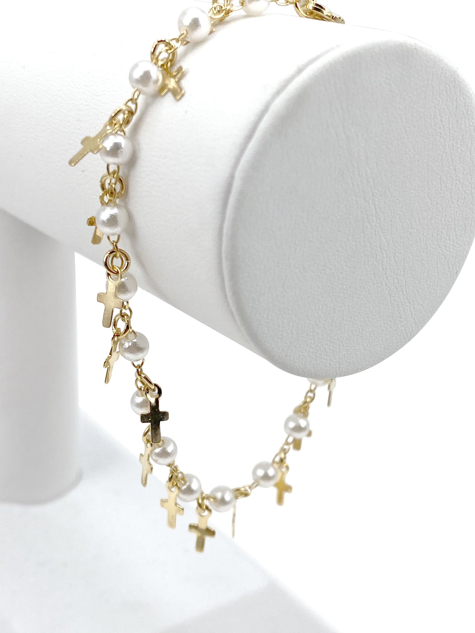 Pulsera con perlas simuladas y dijes de cruces