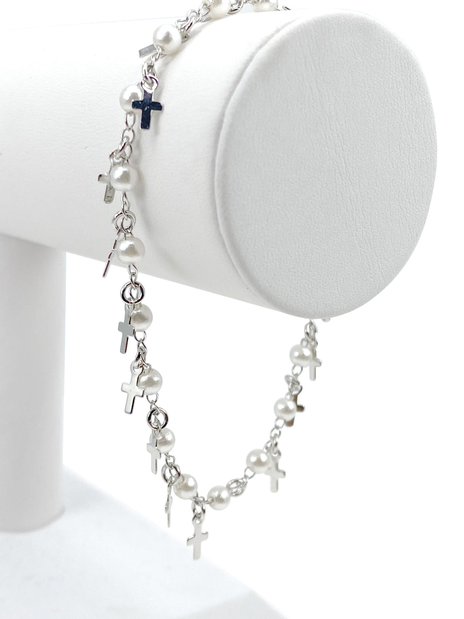 Pulsera con perlas simuladas y dijes de cruces