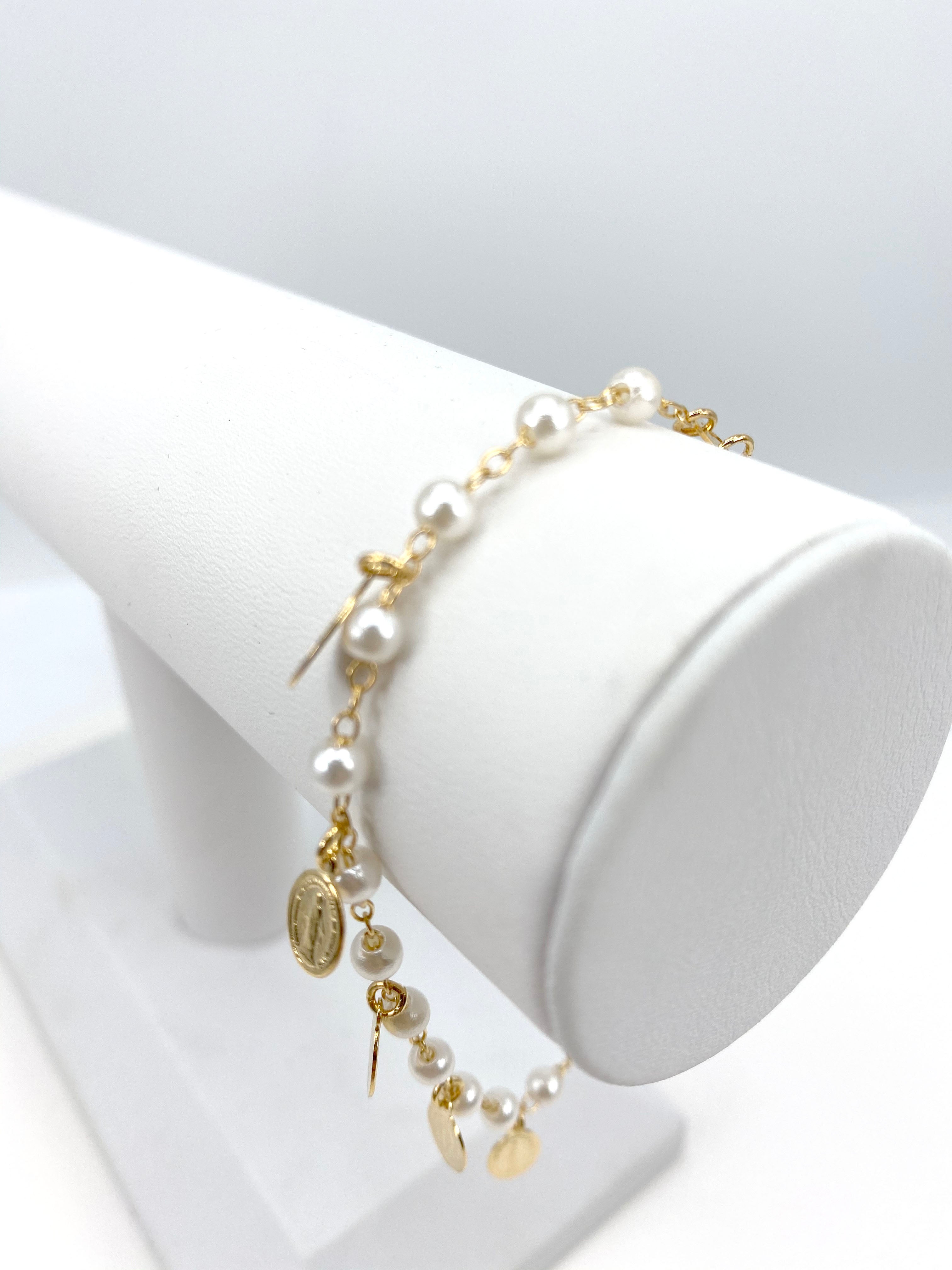 Pulsera con perlas simuladas y charms de Nuestra Señora de Gracia