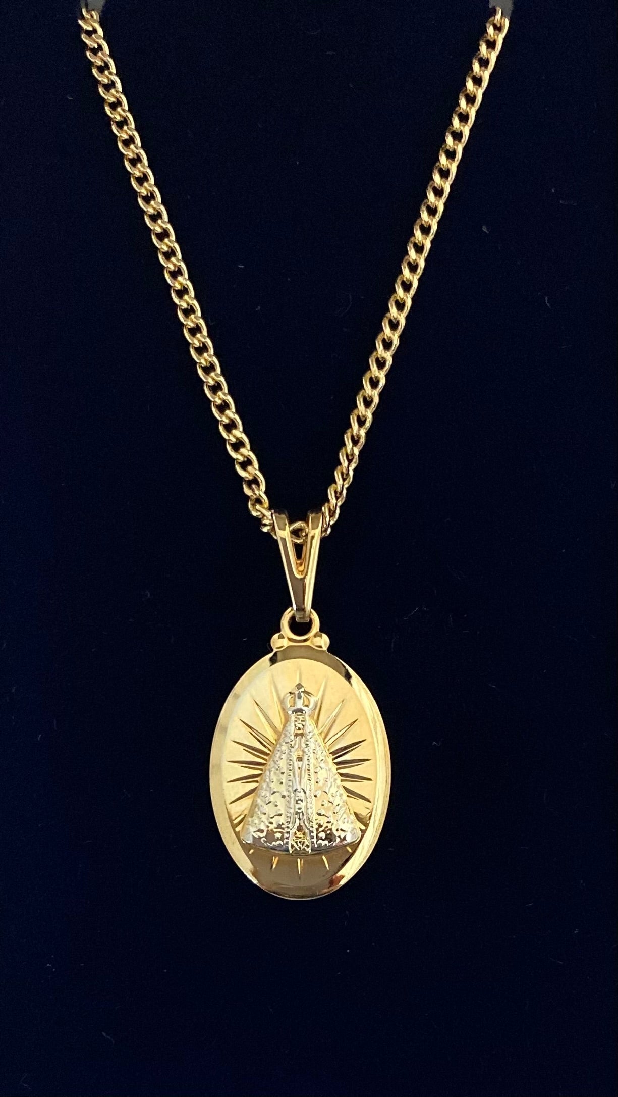 Charm y cadena de Nuestra Señora de la Caridad, oro blanco de 14 quilates