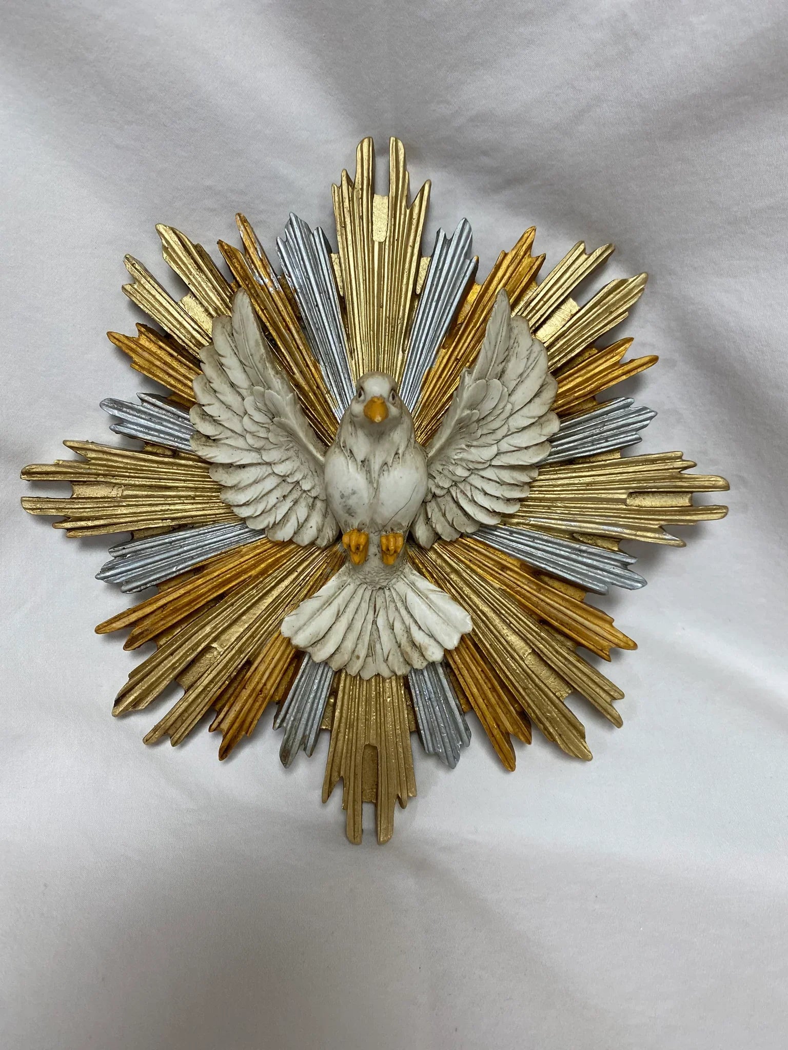 Placa pintada a mano con la paloma del Espíritu Santo