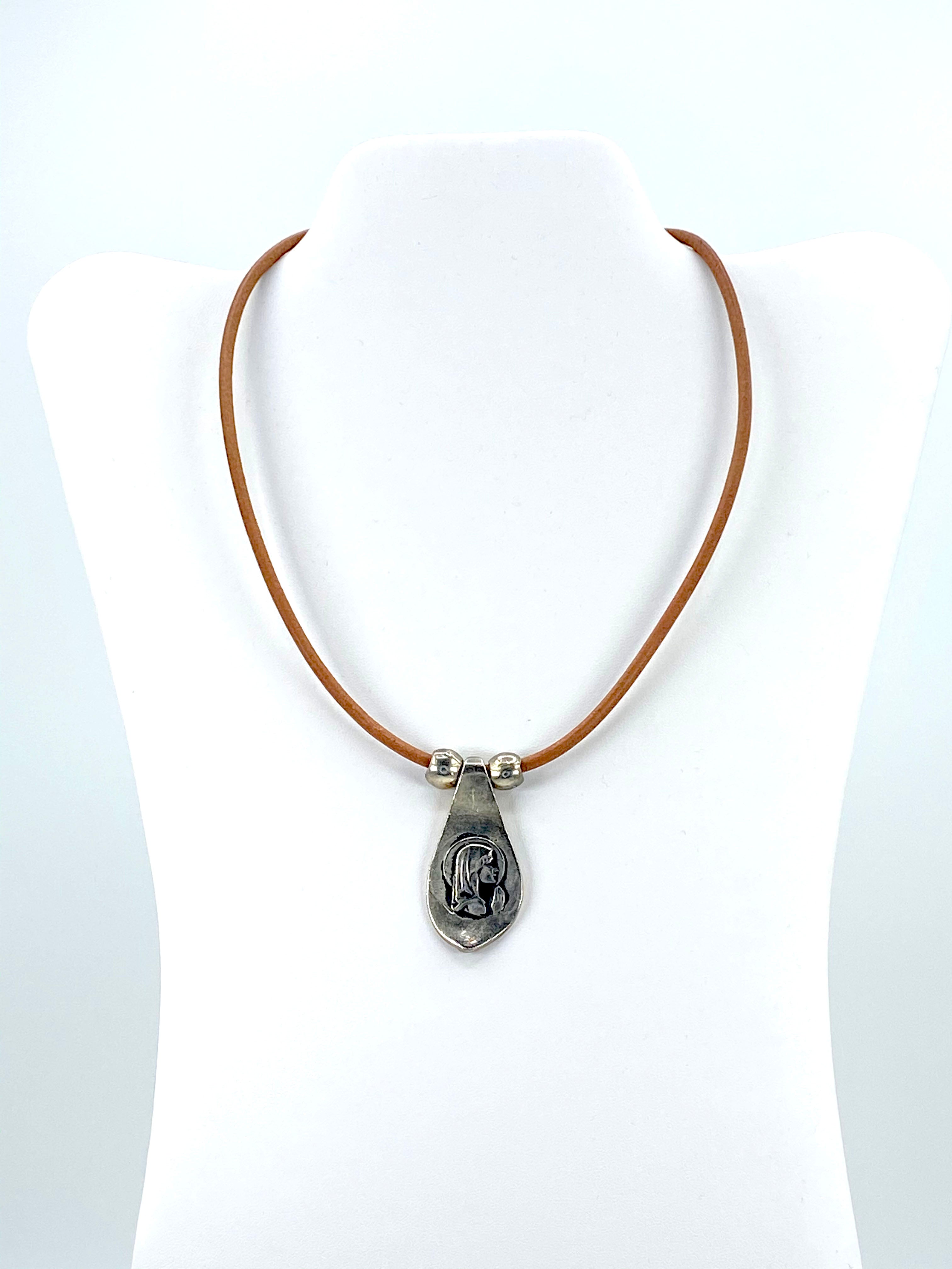 Collar vintage de la Virgen María, joyería hecha a mano con correas de cuero genuino de Graciela's Collection