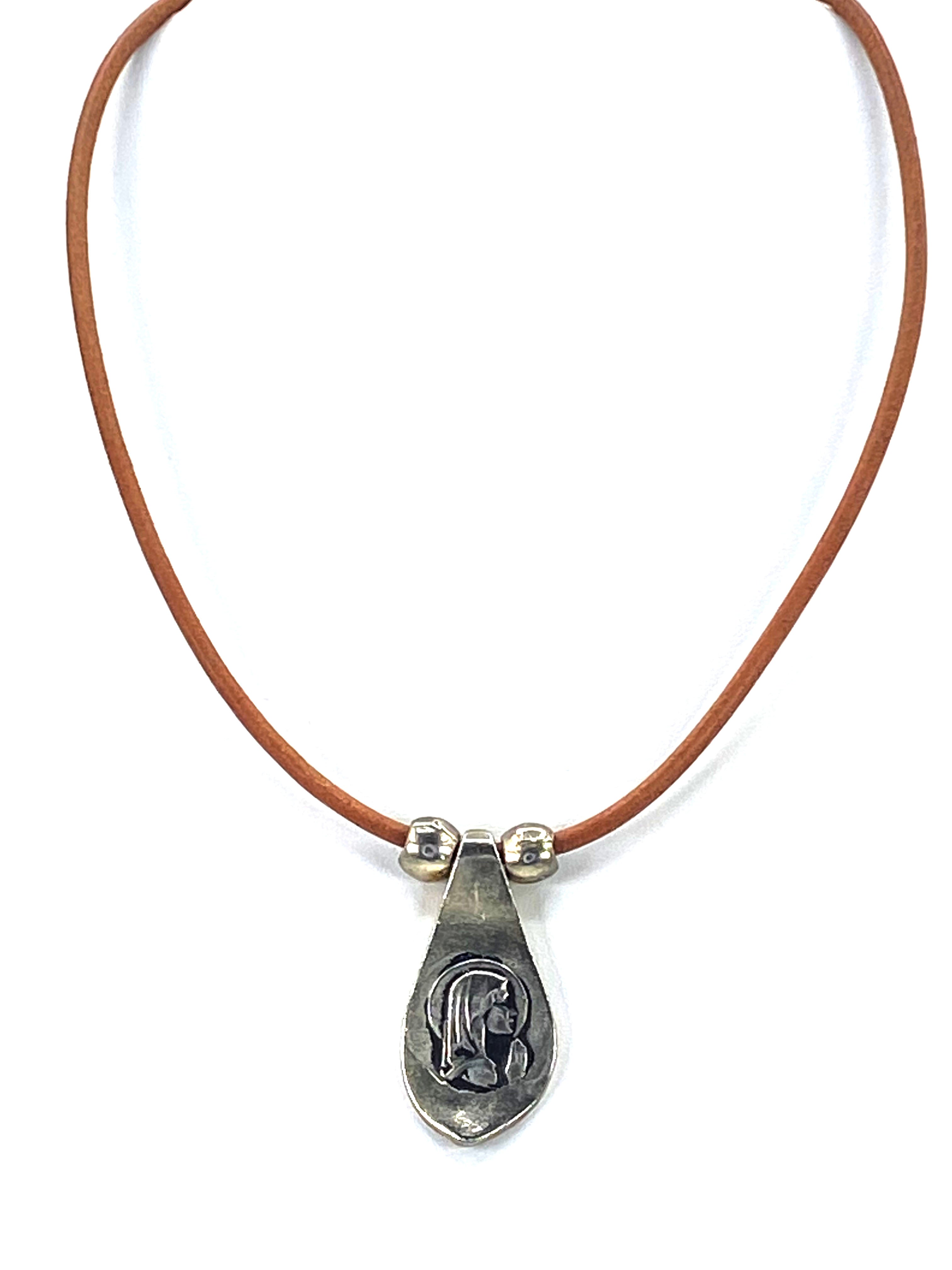 Collar vintage de la Virgen María, joyería hecha a mano con correas de cuero genuino de Graciela's Collection