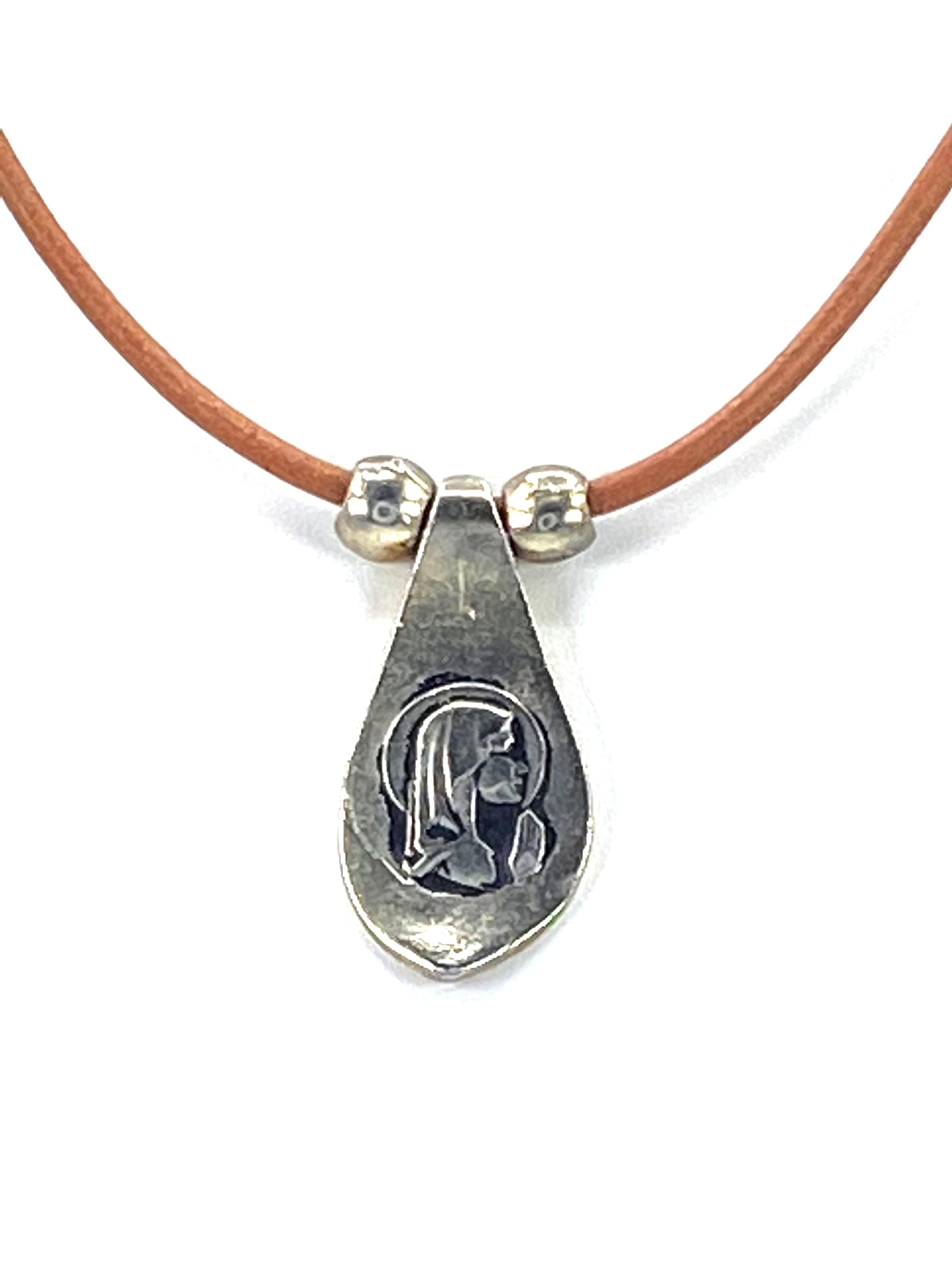 Collar vintage de la Virgen María, joyería hecha a mano con correas de cuero genuino de Graciela's Collection