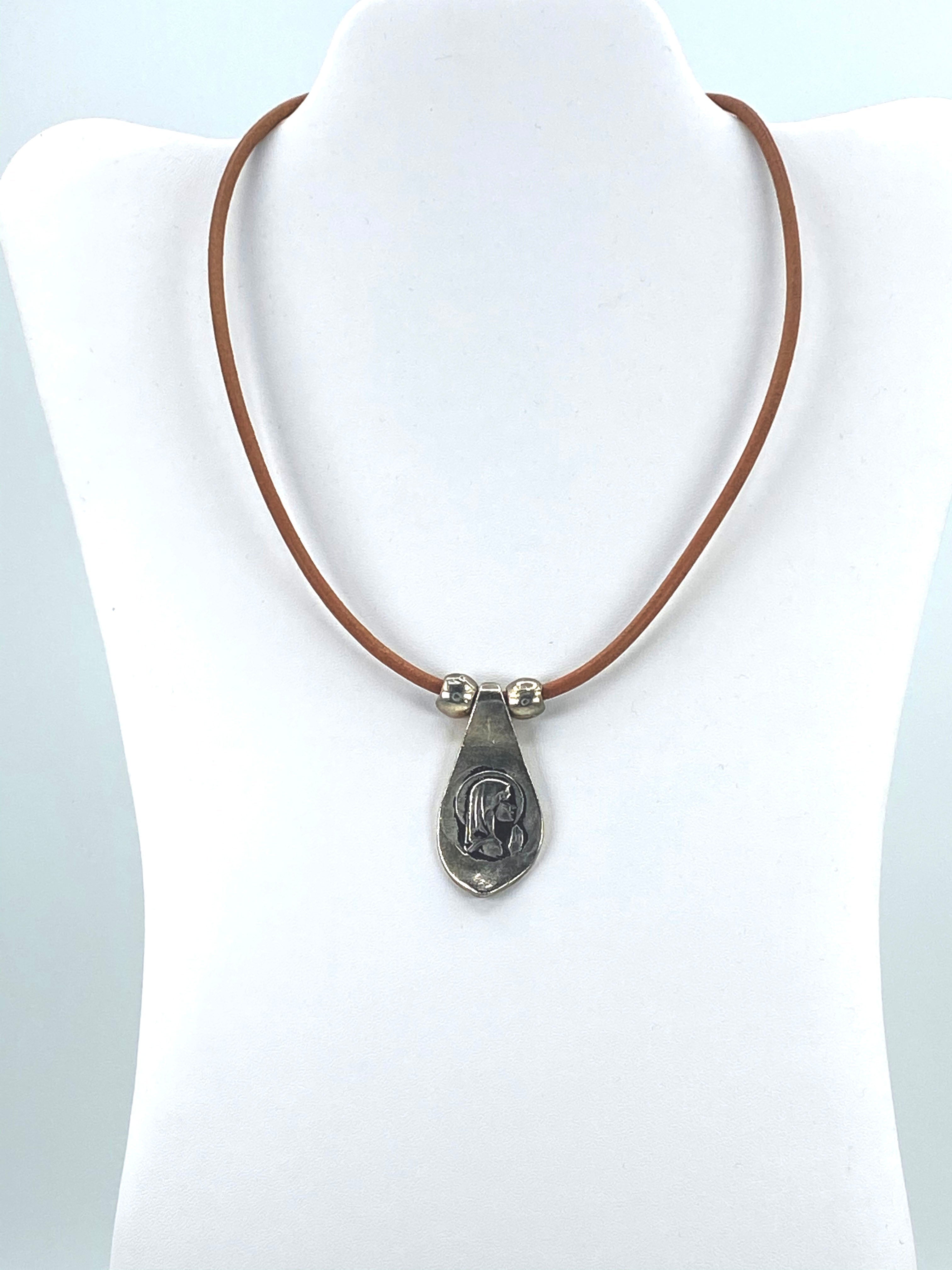 Collar vintage de la Virgen María, joyería hecha a mano con correas de cuero genuino de Graciela's Collection