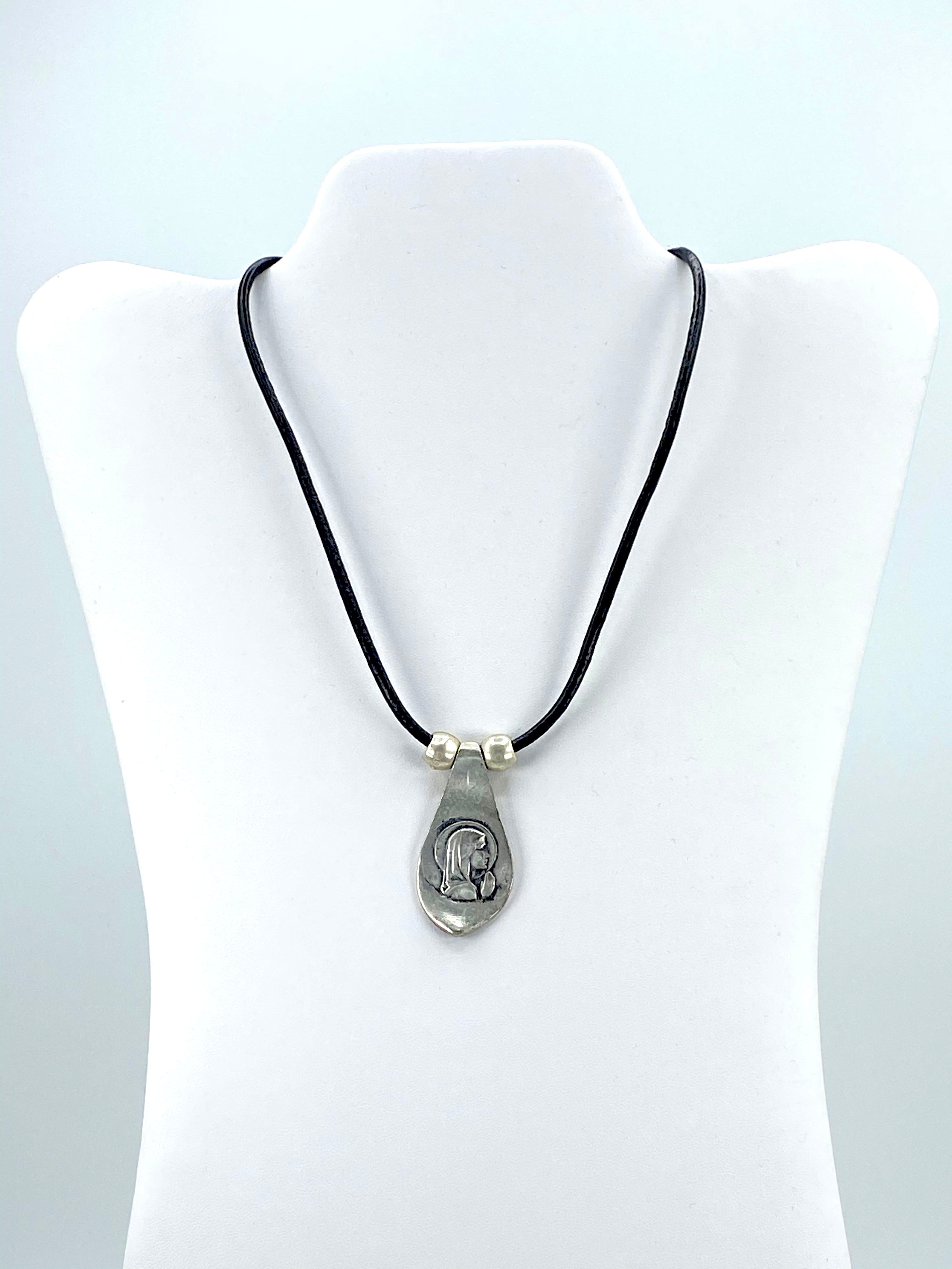 Collar vintage de la Virgen María, joyería hecha a mano con correas de cuero genuino de Graciela's Collection