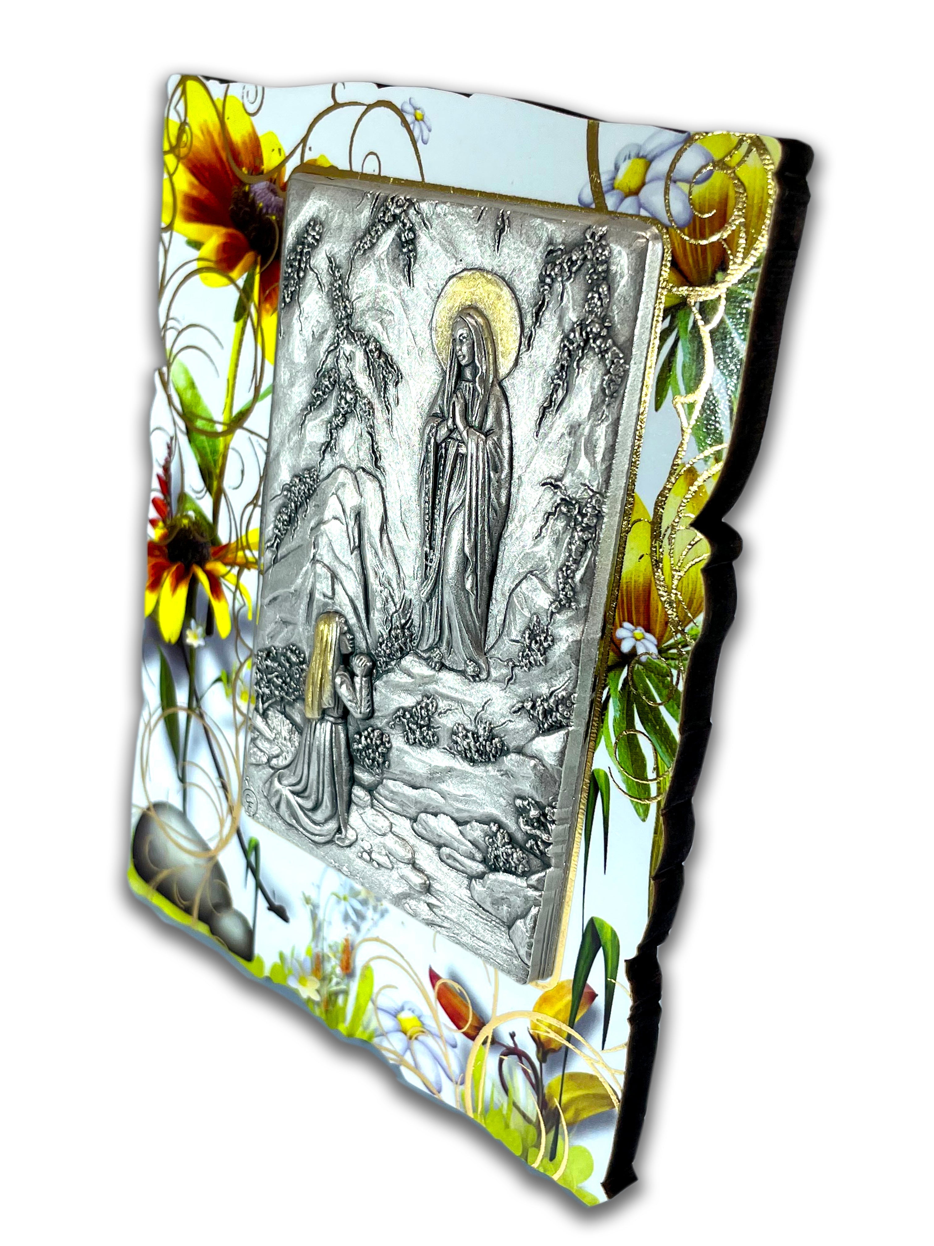 Imagen enmarcada sobre relieve de Nuestra Señora de Lourdes