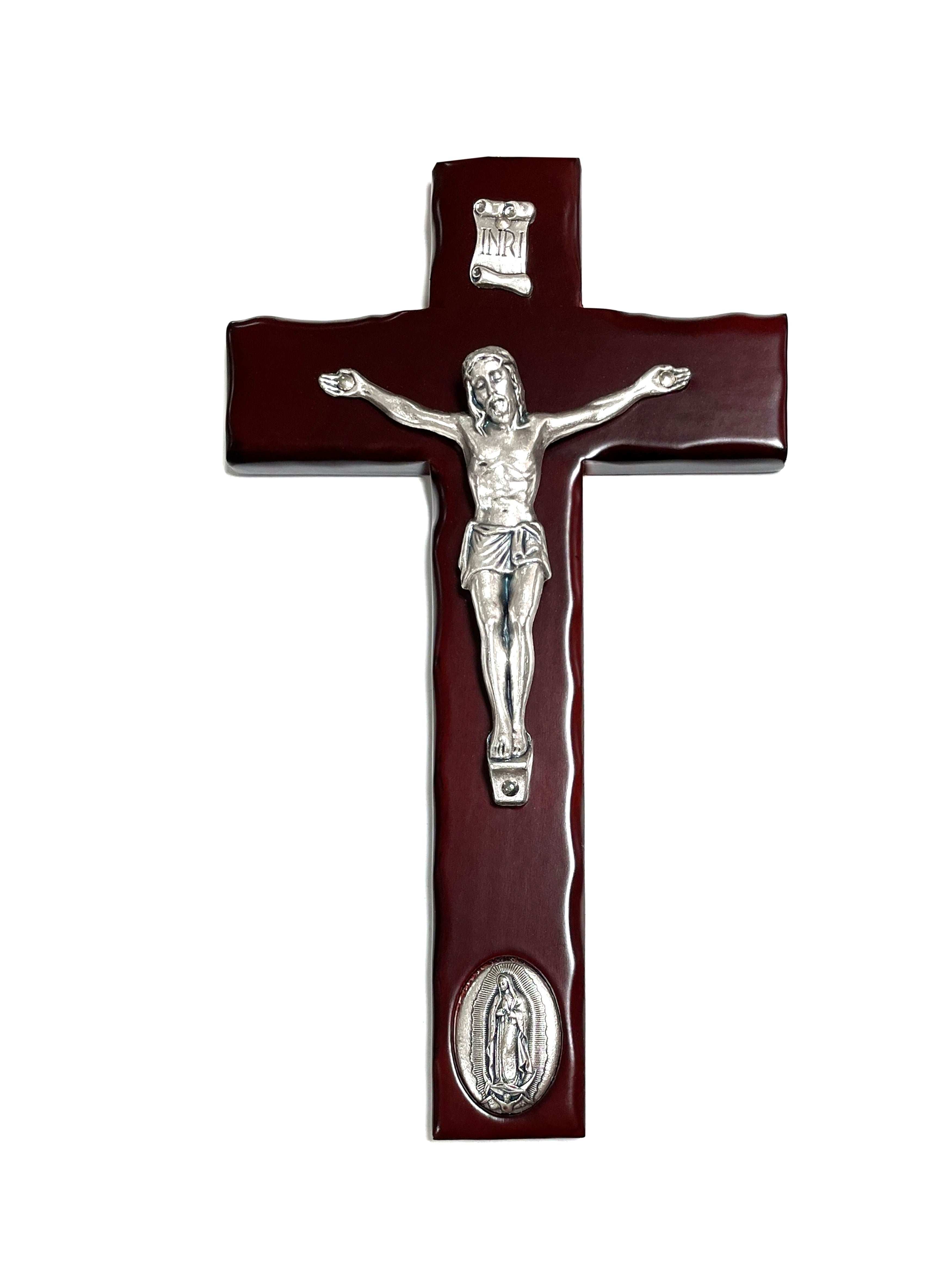 Cruz de madera marrón con medalla de plata