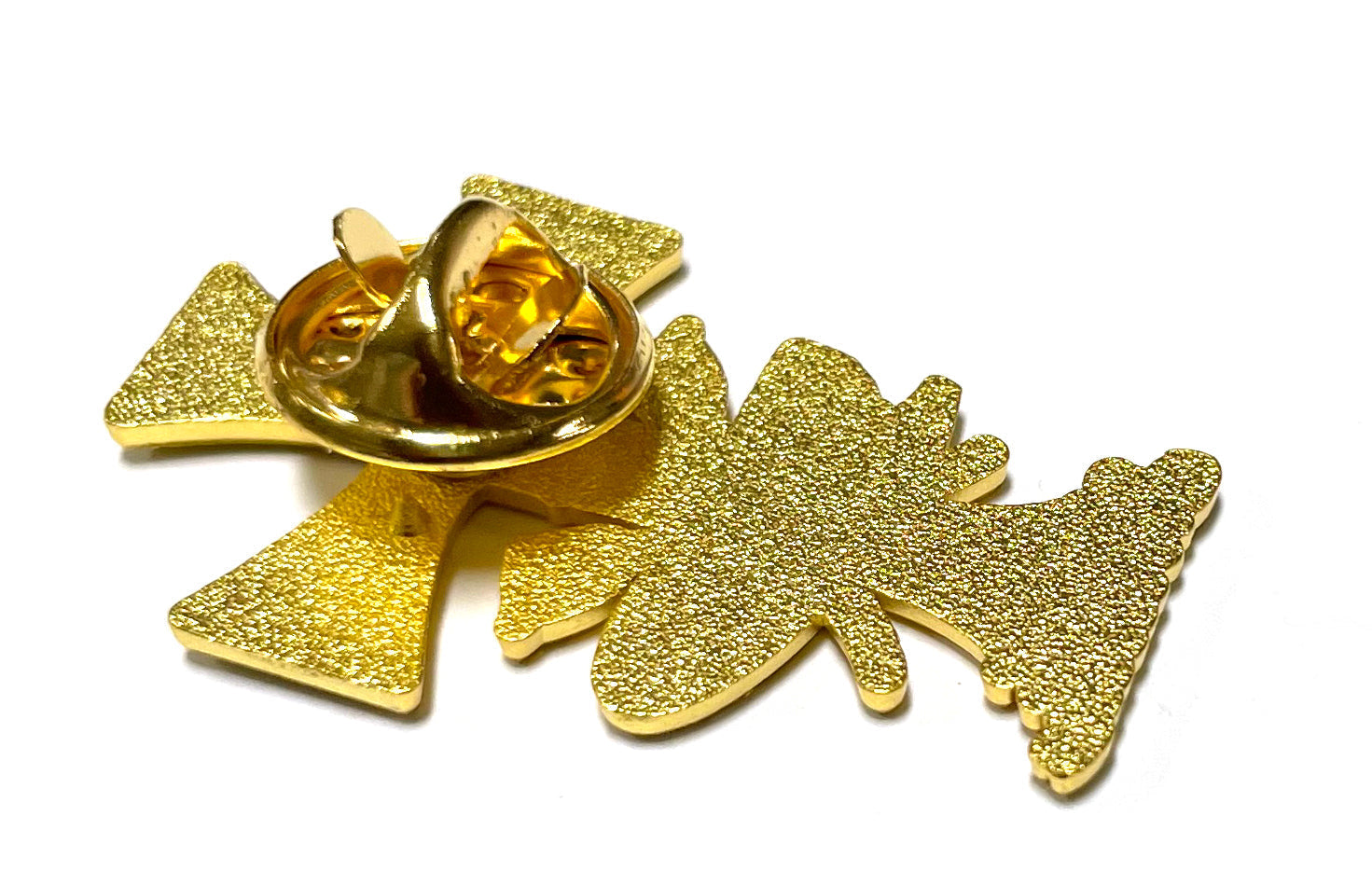 Emmaus lapel pin special for retreats made of golden metal- Pin de Emaús especial para retiros hecho en metal dorado