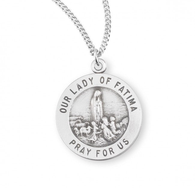 Medalla redonda de plata de ley de Nuestra Señora de Fátima - Dimensiones: 0,7" x 0,6" (18 mm x 15 mm)