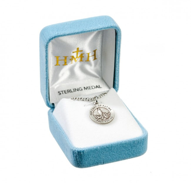 Medalla redonda de plata de ley de Nuestra Señora de Fátima - Dimensiones: 0,7" x 0,6" (18 mm x 15 mm)