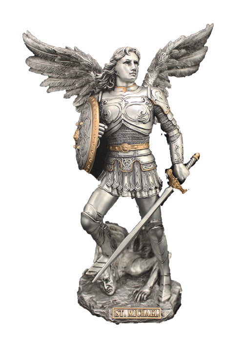 Una estatua del Arcángel Miguel Veronés con acabado estilo peltre con reflejos dorados, 9".