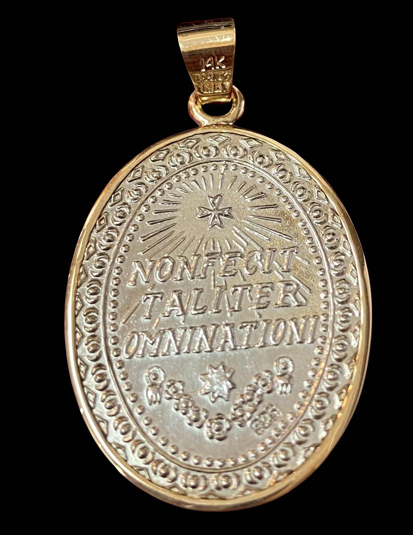 Medalla grande Virgen de Guadalupe en oro de 14k 