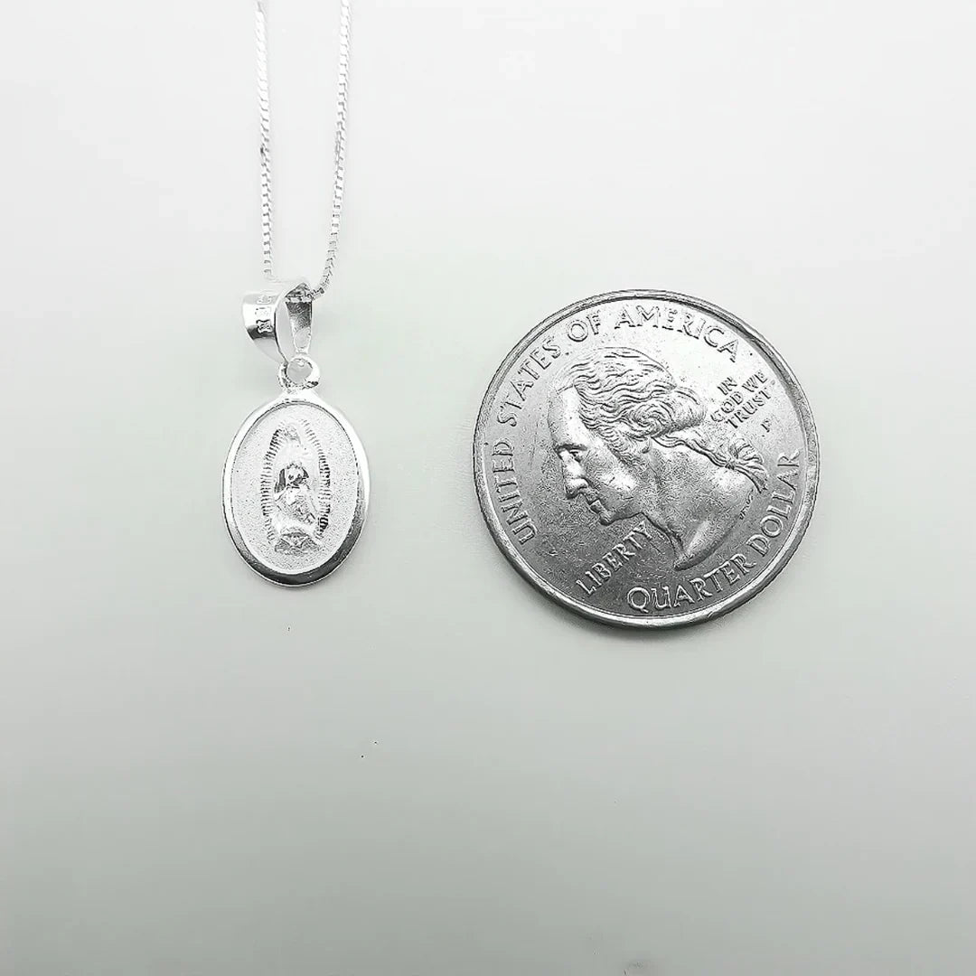 Collar con colgante de plata de Guadalupe