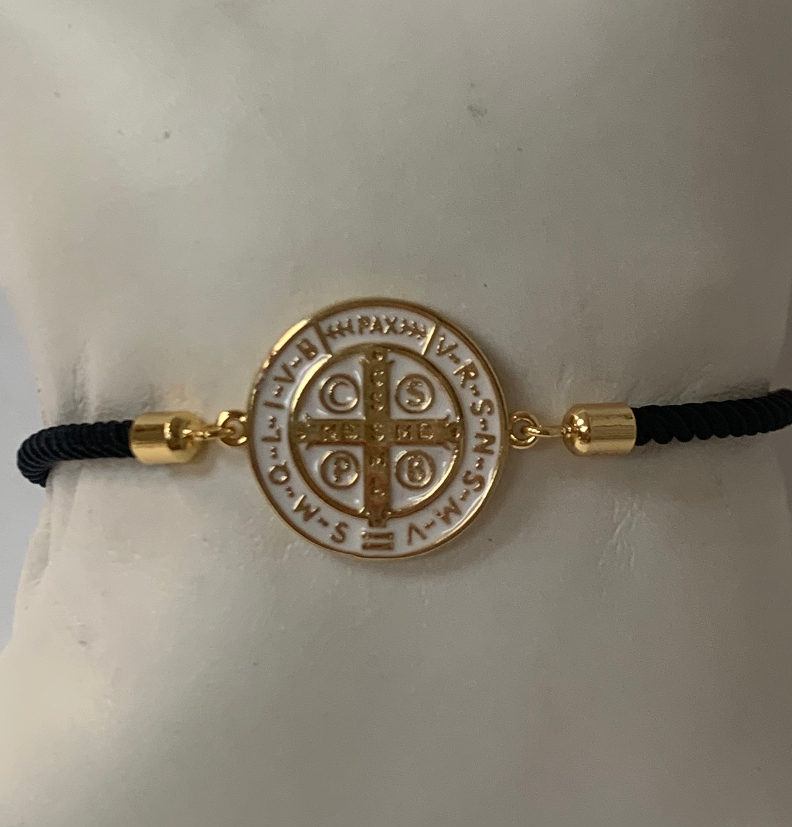 Pulsera de cordón con medalla de San Benito