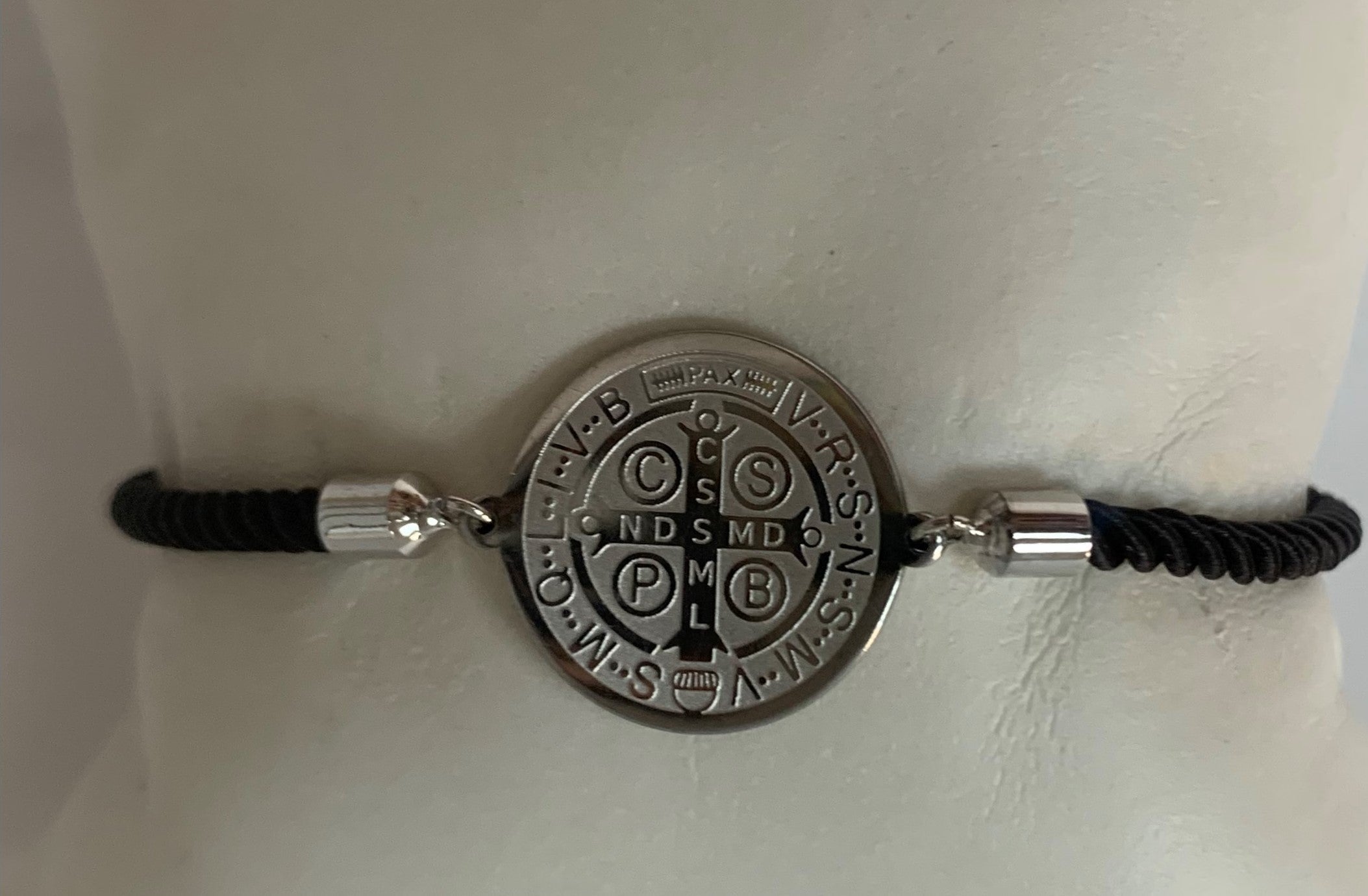Pulsera de cordón con medalla de San Benito