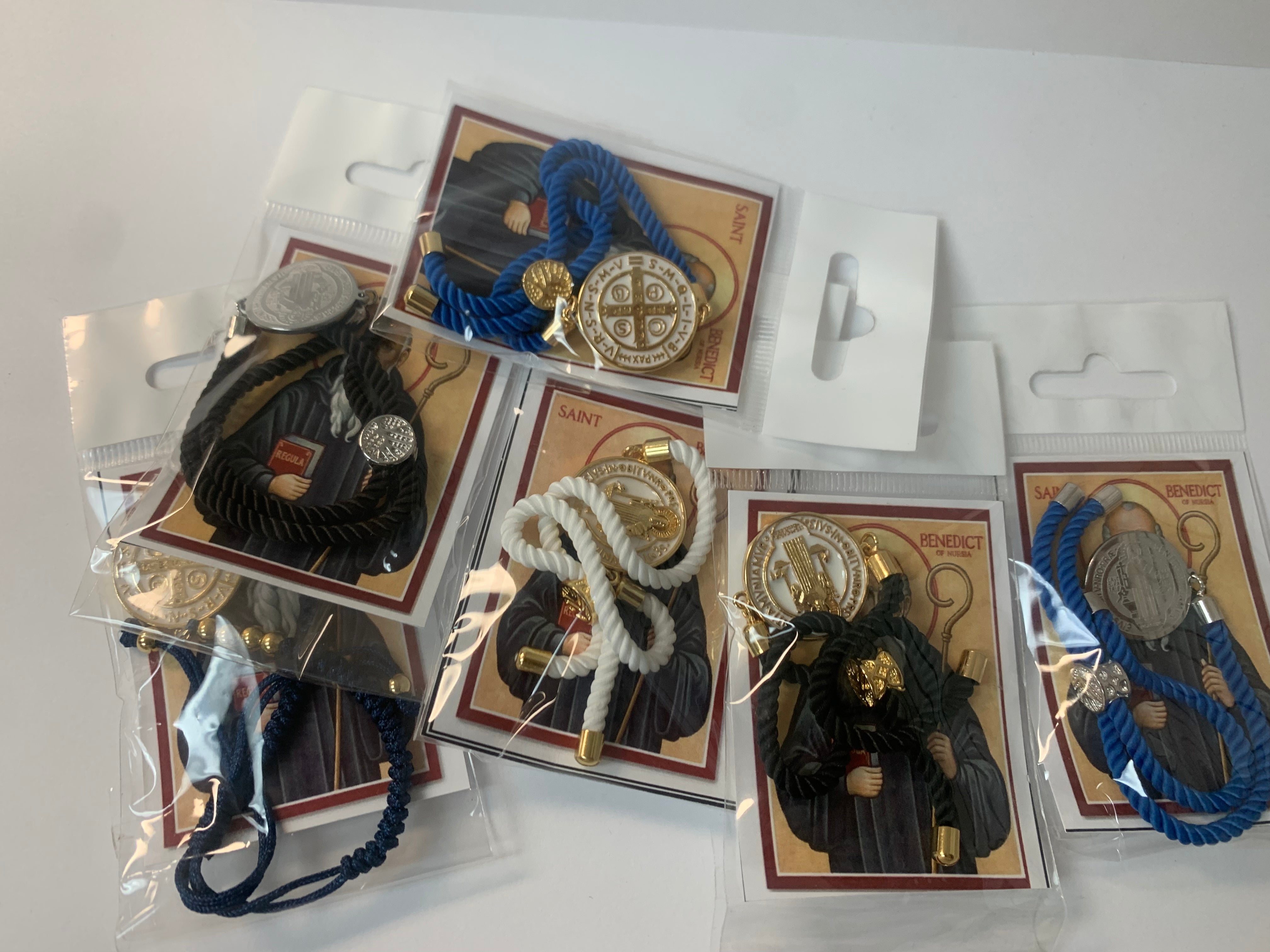 Pulsera de cordón con medalla de San Benito