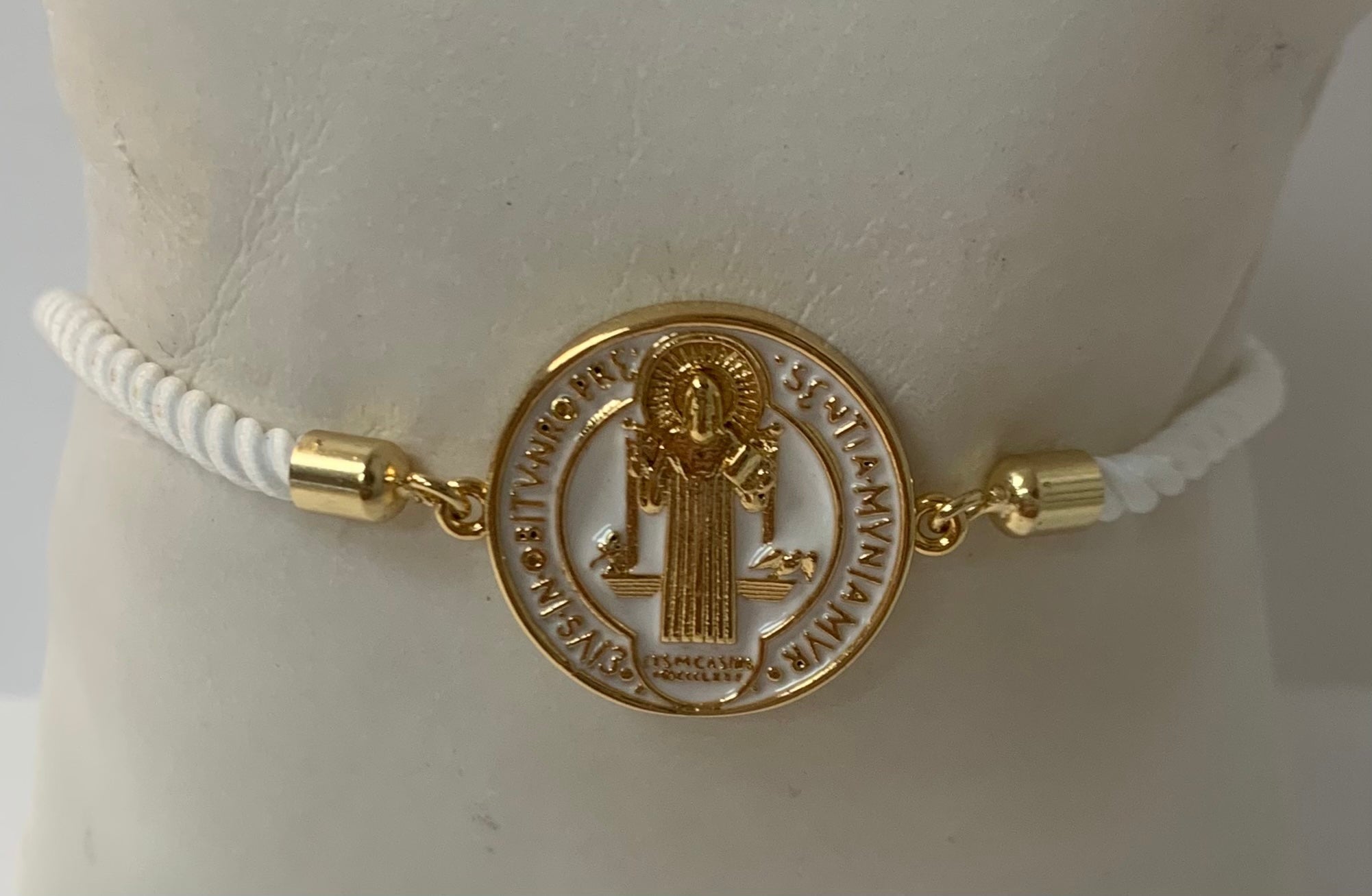 Pulsera de cordón con medalla de San Benito