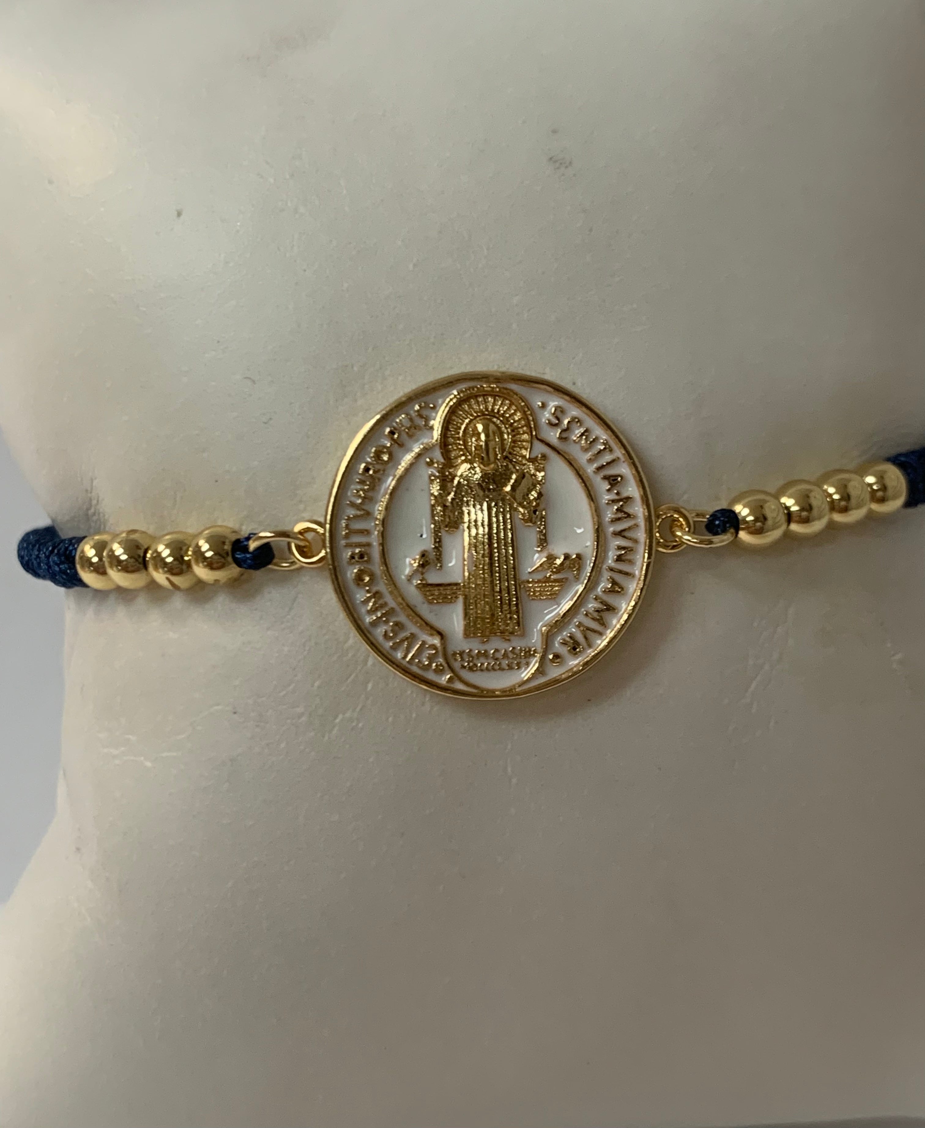 Pulsera de cordón con medalla de San Benito