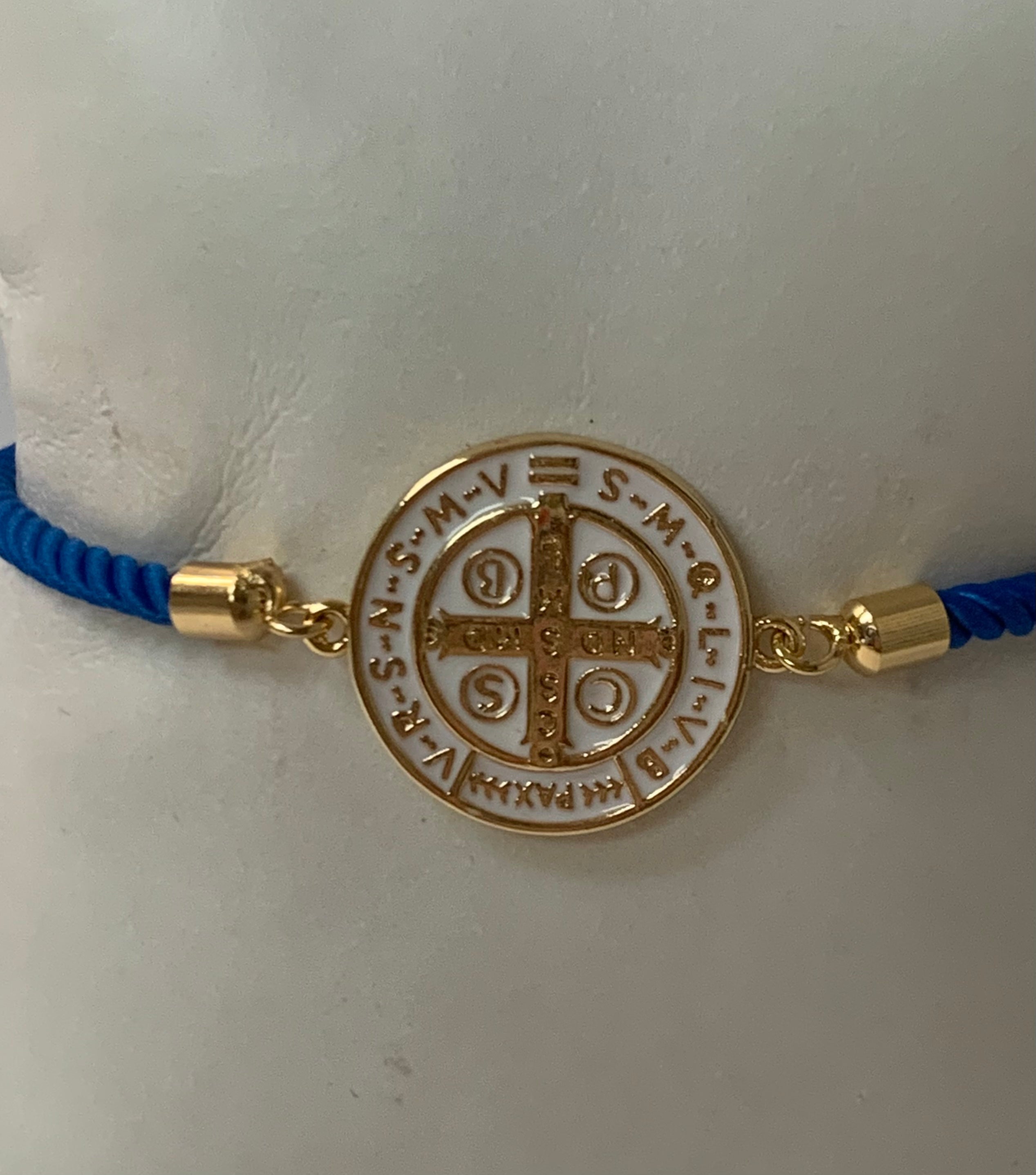 Pulsera de cordón con medalla de San Benito