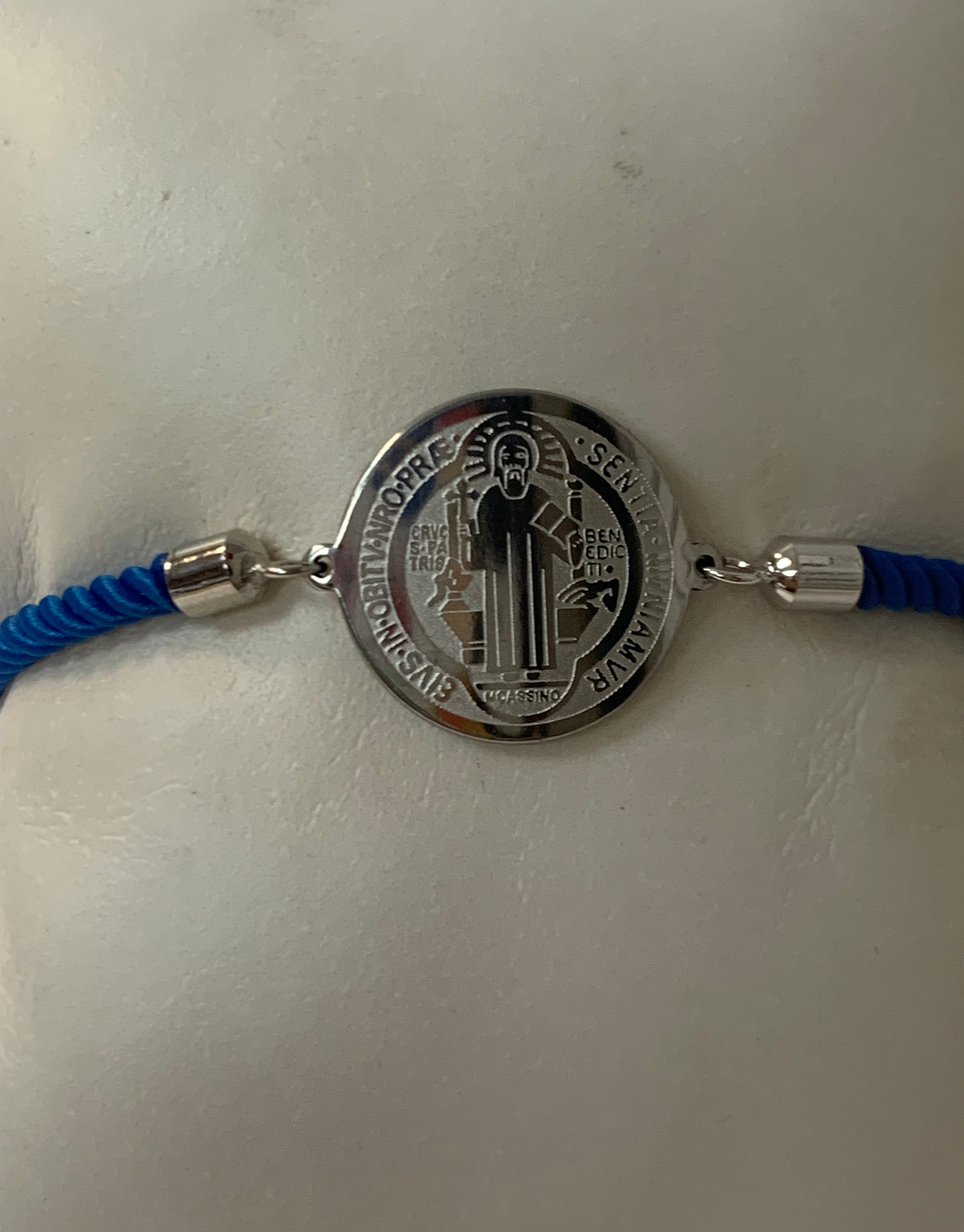 Pulsera de cordón con medalla de San Benito